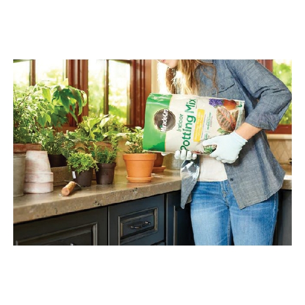 Miracle-Gro 72776430 Indoor Potting Soil Mix, 4 to 6 in Coverage Area, 6 qt - 2