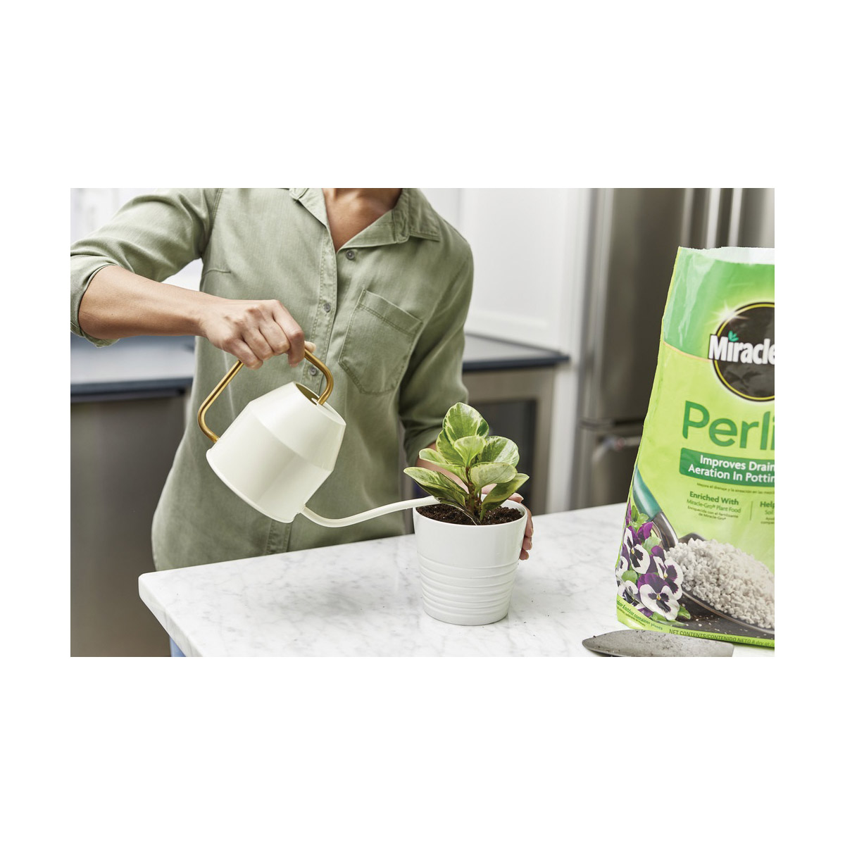 Miracle-Gro 74278430 Perlite, Granular, Off-White/White, Mild, 8 qt Bag - 5