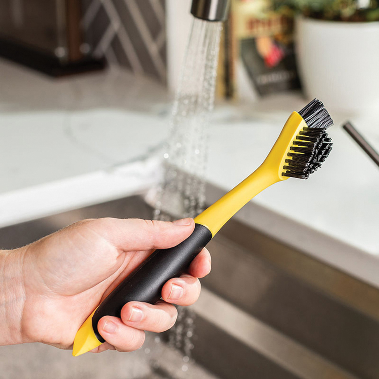 Lodge CGBRSH Corner and Groove Brush, Nylon Bristle, 22 cm L, Plastic Handle, Black/Yellow - 3