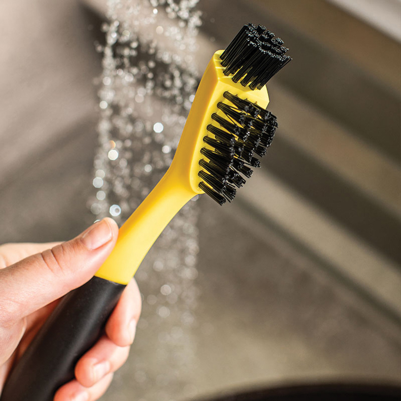 Lodge CGBRSH Corner and Groove Brush, Nylon Bristle, 22 cm L, Plastic Handle, Black/Yellow - 4
