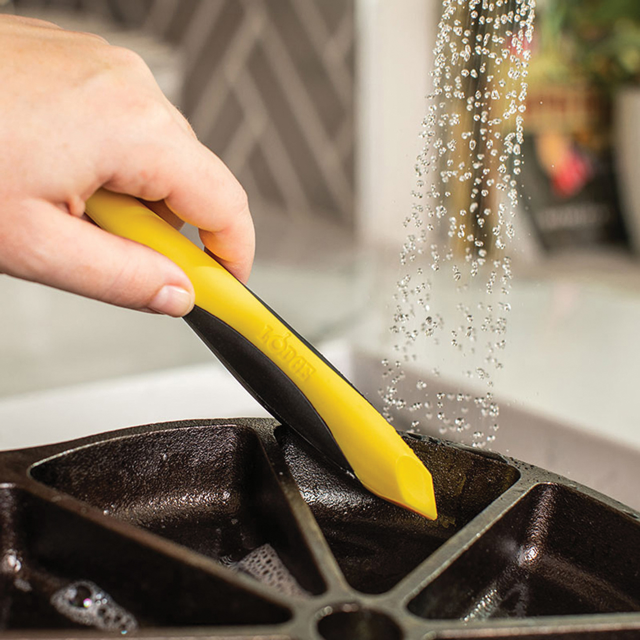 Lodge CGBRSH Corner and Groove Brush, Nylon Bristle, 22 cm L, Plastic Handle, Black/Yellow - 5