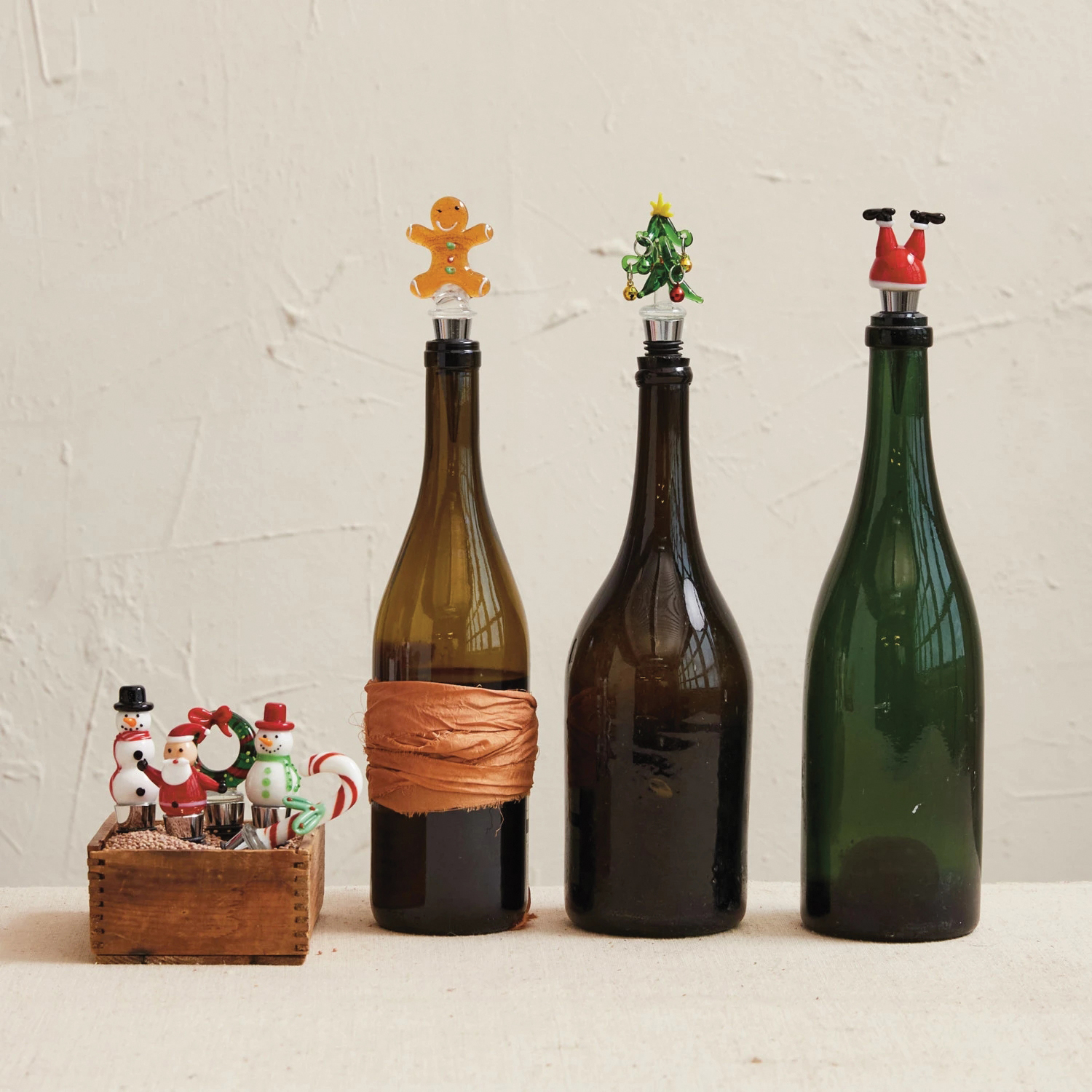 Creative Co-Op Tinsel & Trim Series XS5226A Stopper with Hand-Painted Glass Holiday Icon, 4 to 5 in H, Glass/Zinc Alloy - 2